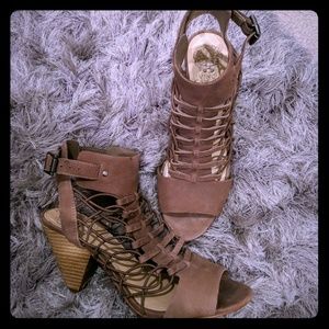 Vince Camuto taupe sz9 cone heel